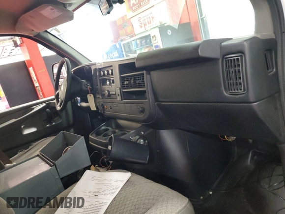 2013 Chevrolet Express Cargo z VIN 1GCSGAFX2D1138833, wystawiony jako IAAI lot #42521021 z przebiegiem 103 313 mil mil oraz . Historia ofert i sprzedaży dostępna na DreamBid. Obrazek 31.