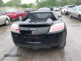2009 Saturn Sky z VIN 1G8MN35B59Y104152, wystawiony jako IAAI lot #42308236 z przebiegiem 190 823 mil mil oraz . Historia ofert i sprzedaży dostępna na DreamBid. Obrazek 16.
