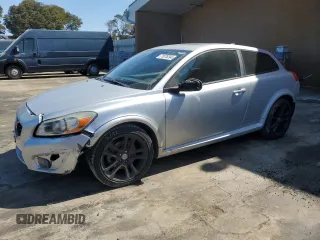 2011 Volvo C30 z VIN YV1672MK3B2233241, wystawiony jako Copart lot #71076394 z przebiegiem 107 843 mil mil oraz Szkody całkowita. Historia ofert i sprzedaży dostępna na DreamBid. Obrazek 1.