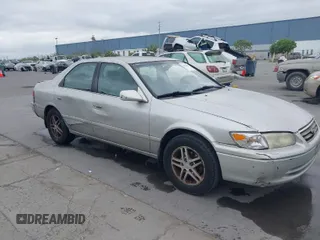 2001 Toyota Camry LE z VIN 4T1BF22K31U121273, wystawiony jako IAAI lot #42076895 z przebiegiem 188 829 mil mil oraz . Historia ofert i sprzedaży dostępna na DreamBid. Obrazek 1.