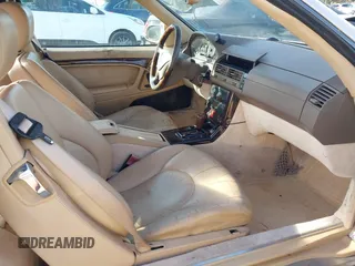2000 Mercedes-Benz SL 500 z VIN WDBFA68F6YF194611, wystawiony jako IAAI lot #42362699 z przebiegiem 120 647 mil mil oraz . Historia ofert i sprzedaży dostępna na DreamBid. Obrazek 5.