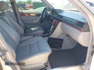 1993 Mercedes-Benz E Class with VIN WDBEA32E2PB950631, listed as a IAAI auction lot 41835262 with 155,114 mi miles. Bid and sale history available at carsss.com. Image 5.