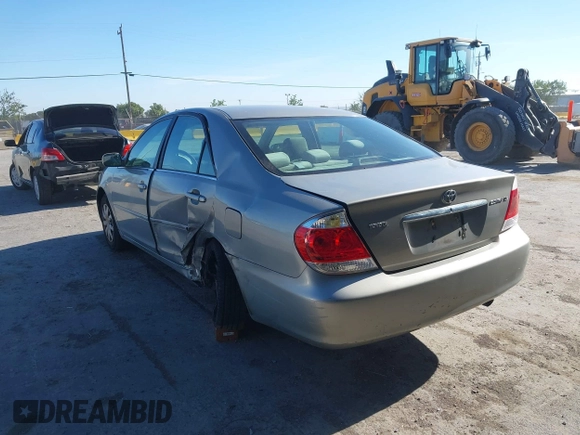 2005 Toyota Camry LE z VIN 4T1BE30K65U543152, wystawiony jako IAAI lot #42183864 z przebiegiem 228 285 mil mil oraz . Historia ofert i sprzedaży dostępna na DreamBid. Obrazek 6.