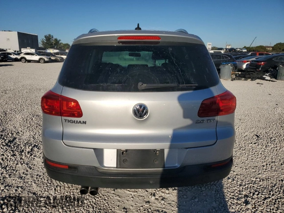 2014 Volkswagen Tiguan SE z VIN WVGAV3AX6EW549608, wystawiony jako Copart lot #48240405 z przebiegiem 81 629 mil mil oraz Szkoda całkowita • Salvage title. Historia ofert i sprzedaży dostępna na DreamBid. Obrazek 6.