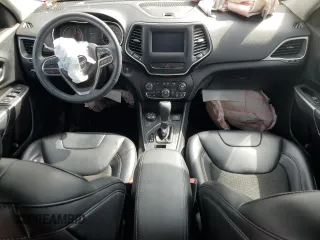 2019 Jeep Cherokee Latitude Plus z VIN 1C4PJMLNXKD192548, wystawiony jako Copart lot #55999925 z przebiegiem 28 762 mil mil oraz Szkoda całkowita • Salvage title. Historia ofert i sprzedaży dostępna na DreamBid. Obrazek 8.
