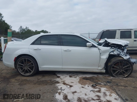 2016 Chrysler 300 S z VIN 2C3CCAGG5GH270347, wystawiony jako IAAI lot #41487152 z przebiegiem 104 041 mil mil oraz . Historia ofert i sprzedaży dostępna na DreamBid. Obrazek 14.