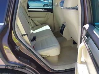 2012 Volkswagen Touareg Sport z VIN WVGFK9BPXCD000566, wystawiony jako IAAI lot #41971781 z przebiegiem 234 574 mil mil oraz . Historia ofert i sprzedaży dostępna na DreamBid. Obrazek 8.