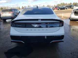 2024 Hyundai Sonata SEL z VIN KMHL64JA5RA376500, wystawiony jako Copart lot #42201915 z przebiegiem 12 958 mil mil oraz Szkoda całkowita • Salvage title. Historia ofert i sprzedaży dostępna na DreamBid. Obrazek 6.