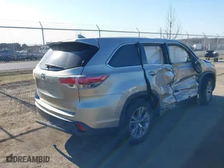 2015 Toyota Highlander LE with VIN 5TDBKRFH2FS104046, listed as a IAAI auction lot 41787583 with 152,435 mi miles. Bid and sale history available at carsss.com. Image 4.