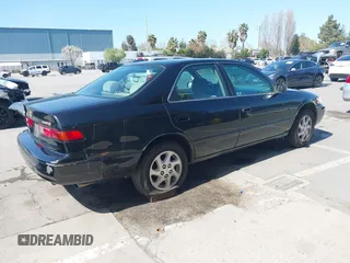 1999 Toyota Camry LE z VIN 4T1BG22K4XU574050, wystawiony jako IAAI lot #41991415 z przebiegiem 329 825 mil mil oraz . Historia ofert i sprzedaży dostępna na DreamBid. Obrazek 4.