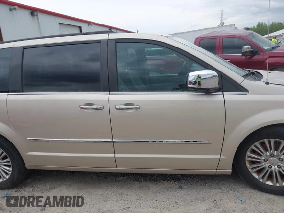 2016 Chrysler Town & Country Touring-L with VIN 2C4RC1CG1GR174351, listed as a IAAI auction lot 40789150 with 85,260 mi miles. Bid and sale history available at carsss.com. Image 14.