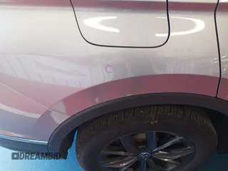 2024 Volkswagen Tiguan SE z VIN 3VV3B7AX7RM105271, wystawiony jako IAAI lot #42752403 z przebiegiem 27 050 mil mil oraz . Historia ofert i sprzedaży dostępna na DreamBid. Obrazek 33.
