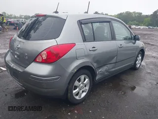 2009 Nissan Versa S z VIN 3N1BC13E29L366879, wystawiony jako IAAI lot #42277503 z przebiegiem 137 006 mil mil oraz . Historia ofert i sprzedaży dostępna na DreamBid. Obrazek 6.