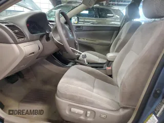 2004 Toyota Camry LE z VIN 4T1BE32K94U820825, wystawiony jako Copart lot #60972565 z przebiegiem 198 899 mil mil oraz Czysty tytuł • Clean title. Historia ofert i sprzedaży dostępna na DreamBid. Obrazek 7.