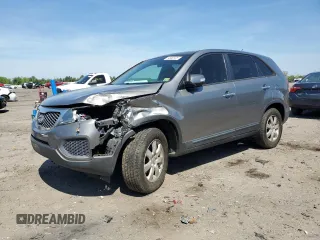 2012 Kia Sorento LX z VIN 5XYKT3A13CG274462, wystawiony jako Copart lot #54860125 z przebiegiem 123 919 mil mil oraz Szkody całkowita. Historia ofert i sprzedaży dostępna na DreamBid. Obrazek 1.