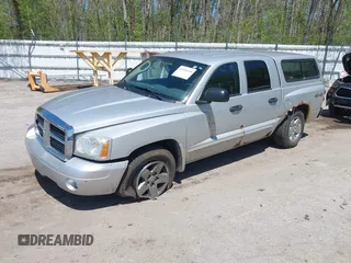 2005 Dodge Dakota SLT z VIN 1D7HW48N45S321002, wystawiony jako IAAI lot #42240338 z przebiegiem 214 983 mil mil oraz . Historia ofert i sprzedaży dostępna na DreamBid. Obrazek 2.