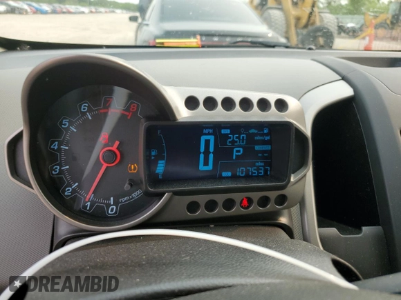 2016 Chevrolet Sonic LS z VIN 1G1JA5SH1G4103182, wystawiony jako Copart lot #59205495 z przebiegiem 107 537 mil mil oraz Szkoda całkowita • Salvage title. Historia ofert i sprzedaży dostępna na DreamBid. Obrazek 9.