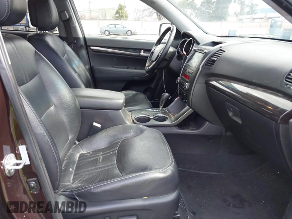 2012 Kia Sorento SX z VIN 5XYKWDA25CG283654, wystawiony jako IAAI lot #41803333 z przebiegiem 271 807 mil mil oraz . Historia ofert i sprzedaży dostępna na DreamBid. Obrazek 5.