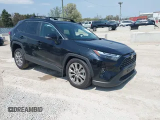 2024 Toyota RAV4 XLE Premium z VIN 2T3A1RFV5RW469473, wystawiony jako IAAI lot #42128579 z przebiegiem 2 351 mil mil oraz . Historia ofert i sprzedaży dostępna na DreamBid. Obrazek 1.