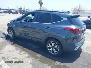 2022 Kia Seltos EX z VIN KNDERCAA2N7246714, wystawiony jako IAAI lot #42282653 z przebiegiem 51 650 mil mil oraz . Historia ofert i sprzedaży dostępna na DreamBid. Obrazek 3.