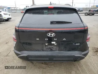 2024 Hyundai Kona SEL z VIN KM8HBCAB9RU159499, wystawiony jako Copart lot #60731815 z przebiegiem 26 835 mil mil oraz Szkoda całkowita • Salvage title. Historia ofert i sprzedaży dostępna na DreamBid. Obrazek 6.