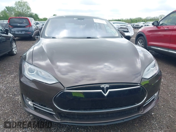 2014 Tesla Model S 60 z VIN 5YJSA1H19EFP51406, wystawiony jako IAAI lot #42179183 z przebiegiem 157 000 mil mil oraz . Historia ofert i sprzedaży dostępna na DreamBid. Obrazek 6.