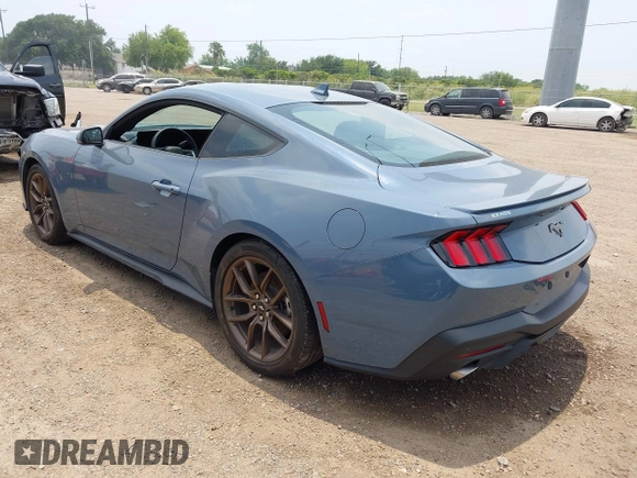 2024 Ford Mustang EcoBoost z VIN 1FA6P8TH1R5108414, wystawiony jako IAAI lot #42216812 z przebiegiem Nie podano mil oraz . Historia ofert i sprzedaży dostępna na DreamBid. Obrazek 3.