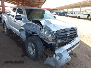 2008 Toyota Tacoma z VIN 5TEUU42N28Z563570, wystawiony jako IAAI lot #42193035 z przebiegiem 226 673 mil mil oraz . Historia ofert i sprzedaży dostępna na DreamBid. Obrazek 1.