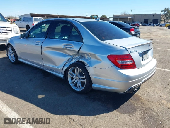 2013 Mercedes-Benz C 250 Sport z VIN WDDGF4HB9DA873732, wystawiony jako IAAI lot #41755981 z przebiegiem 82 181 mil mil oraz . Historia ofert i sprzedaży dostępna na DreamBid. Obrazek 3.
