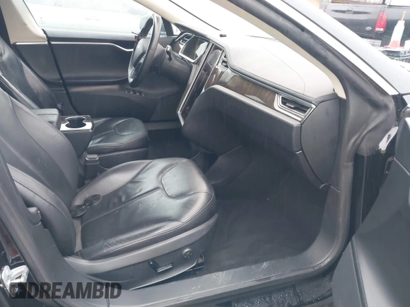 2013 Tesla Model S с VIN 5YJSA1CN0DFP20408, выставлен на аукционе IAAI как лот 41524470 с пробегом Не указан миль и . История ставок и продаж доступна на DreamBid. Изображение 5.