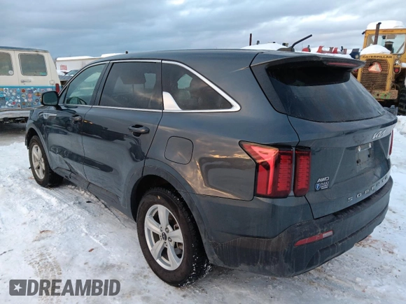 2022 Kia Sorento LX z VIN 5XYRGDLC6NG100959, wystawiony jako Copart lot #88527785 z przebiegiem 68 110 mil mil oraz Szkoda całkowita • Salvage title. Historia ofert i sprzedaży dostępna na DreamBid. Obrazek 2.