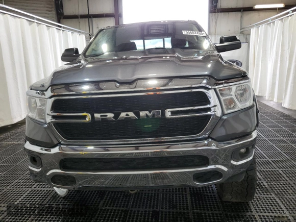 2019 Ram 1500 Tradesman z VIN 1C6RRECTXKN667039, wystawiony jako Copart lot #55602495 z przebiegiem 101 702 mil mil oraz Szkoda całkowita • Salvage title. Historia ofert i sprzedaży dostępna na DreamBid. Obrazek 5.