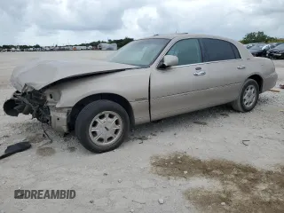 2000 Lincoln Town Car Signature z VIN 1LNHM82W1YY903645, wystawiony jako Copart lot #55663175 z przebiegiem Nie podano mil oraz Szkoda całkowita • Salvage title. Historia ofert i sprzedaży dostępna na DreamBid. Obrazek 1.