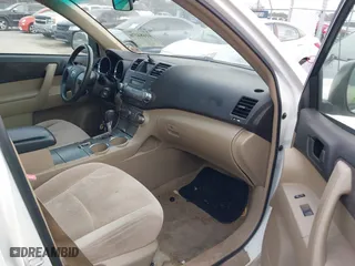 2009 Toyota Highlander with VIN JTEES41A492132738, listed as a IAAI auction lot 41684270 with 202,741 mi miles. Bid and sale history available at carsss.com. Image 5.