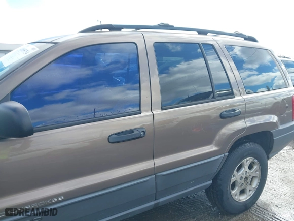 2001 Jeep Grand Cherokee Laredo with VIN 1J4GW48S21C572272, listed as a IAAI auction lot 41695754 with 169,229 mi miles. Bid and sale history available at carsss.com. Image 14.