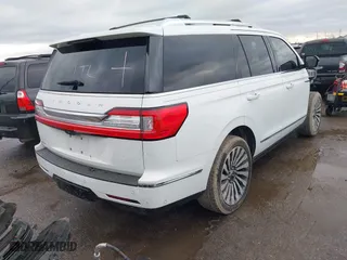 2020 Lincoln Navigator Reserve with VIN 5LMJJ2LT7LEL05241, listed as a IAAI auction lot 41462033 with 123,841 mi miles. Bid and sale history available at carsss.com. Image 4.