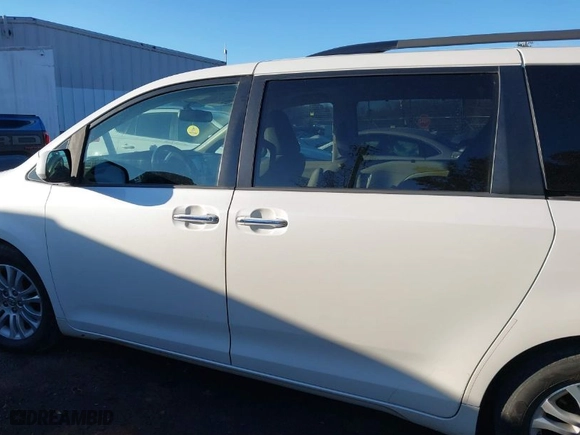 2015 Toyota Sienna XLE with VIN 5TDYK3DC2FS597659, listed as a IAAI auction lot 41380779 with 239,543 mi miles. Bid and sale history available at carsss.com. Image 14.