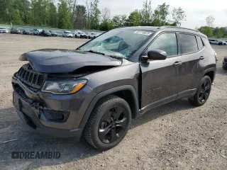 2020 Jeep Compass Latitude z VIN 3C4NJDBBXLT112417, wystawiony jako Copart lot #62770825 z przebiegiem 56 470 mil mil oraz Szkoda całkowita • Salvage title. Historia ofert i sprzedaży dostępna na DreamBid. Obrazek 1.