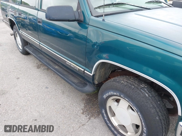 1996 GMC Suburban z VIN 1GKFK16ROTJ725925, wystawiony jako IAAI lot #42244433 z przebiegiem 123 837 mil mil oraz . Historia ofert i sprzedaży dostępna na DreamBid. Obrazek 6.