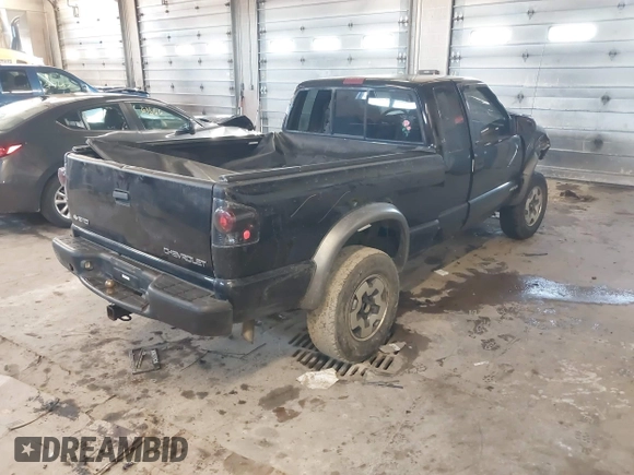 2002 Chevrolet S-10 LS with VIN 1GCCT19W328189054, listed as a IAAI auction lot 41660988 with 217,256 mi miles. Bid and sale history available at carsss.com. Image 4.