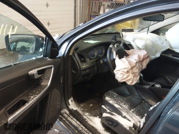2013 Volvo XC60 T6 with VIN YV4902DZ2D2460909, listed as a IAAI auction lot 41167603 with 161,011 mi miles and . Bid and sale history available at DreamBid. Image 5.
