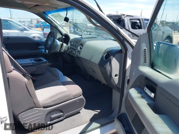 2006 Ford F-150 XL z VIN 1FTPX12V16NB39297, wystawiony jako IAAI lot #42271226 z przebiegiem 179 551 mil mil oraz . Historia ofert i sprzedaży dostępna na DreamBid. Obrazek 5.