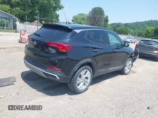 2024 Buick Encore GX Preferred z VIN KL4AMBSL3RB123105, wystawiony jako IAAI lot #42456840 z przebiegiem 28 090 mil mil oraz . Historia ofert i sprzedaży dostępna na DreamBid. Obrazek 4.