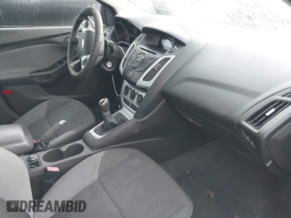 2012 Ford Focus SE z VIN 1FAHP3F24CL102600, wystawiony jako IAAI lot #42169855 z przebiegiem 91 905 mil mil oraz . Historia ofert i sprzedaży dostępna na DreamBid. Obrazek 5.