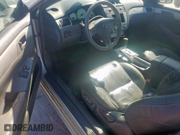 2005 Toyota Solara SE z VIN 4T1CE38P35U962936, wystawiony jako Copart lot #49741735 z przebiegiem 278 225 mil mil oraz Szkoda całkowita • Salvage title. Historia ofert i sprzedaży dostępna na DreamBid. Obrazek 8.