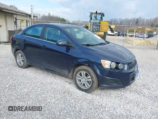 2015 Chevrolet Sonic LT z VIN 1G1JC5SH2F4114880, wystawiony jako IAAI lot #41911106 z przebiegiem 148 429 mil mil oraz . Historia ofert i sprzedaży dostępna na DreamBid. Obrazek 1.