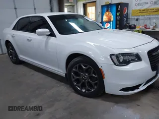 2015 Chrysler 300 S z VIN 2C3CCAGG3FH909078, wystawiony jako IAAI lot #41894018 z przebiegiem 124 226 mil mil oraz . Historia ofert i sprzedaży dostępna na DreamBid. Obrazek 1.