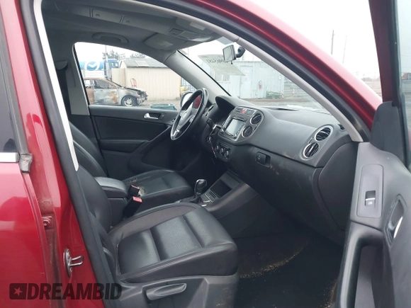 2011 Volkswagen Tiguan SEL w/Premium Navi z VIN WVGAV7AXXBW000903, wystawiony jako IAAI lot #40965481 z przebiegiem 107 918 mil mil oraz . Historia ofert i sprzedaży dostępna na DreamBid. Obrazek 5.