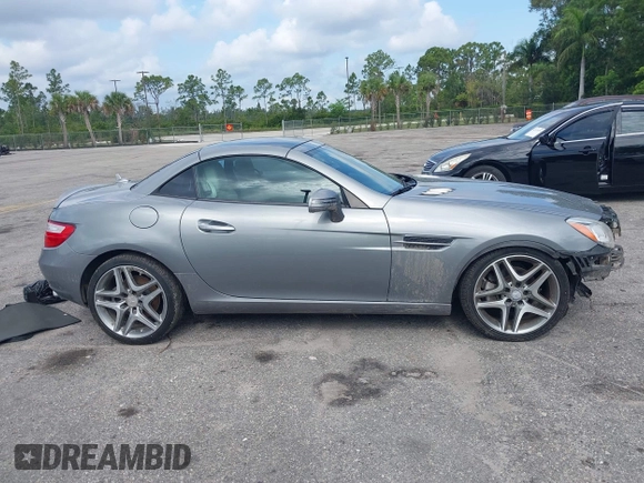2015 Mercedes-Benz SLK 250 z VIN WDDPK4HA2FF099896, wystawiony jako IAAI lot #42333660 z przebiegiem 58 892 mil mil oraz . Historia ofert i sprzedaży dostępna na DreamBid. Obrazek 13.