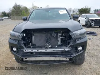 2022 Toyota Tacoma SR z VIN 3TYCZ5AN8NT096091, wystawiony jako IAAI lot #41966344 z przebiegiem 6 536 mil mil oraz . Historia ofert i sprzedaży dostępna na DreamBid. Obrazek 13.